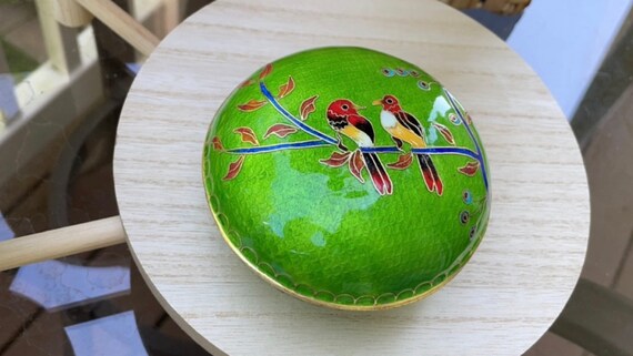 Stunning enamel parrots lidded jewelry holder or … - image 3