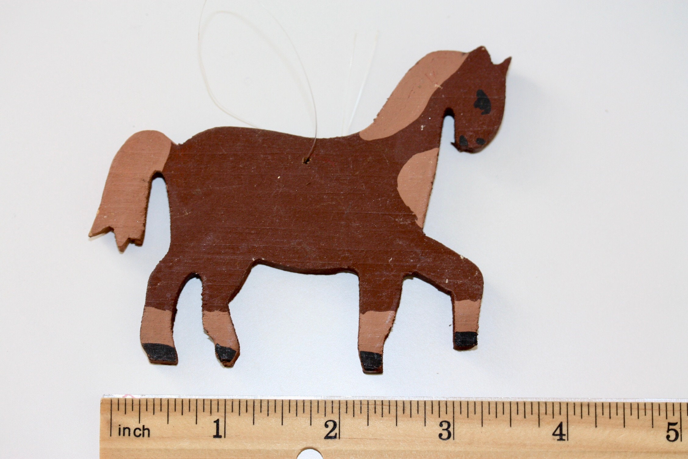 原始的なスタイルの塗装された木彫りのビンテージ馬の飾り - 農場の