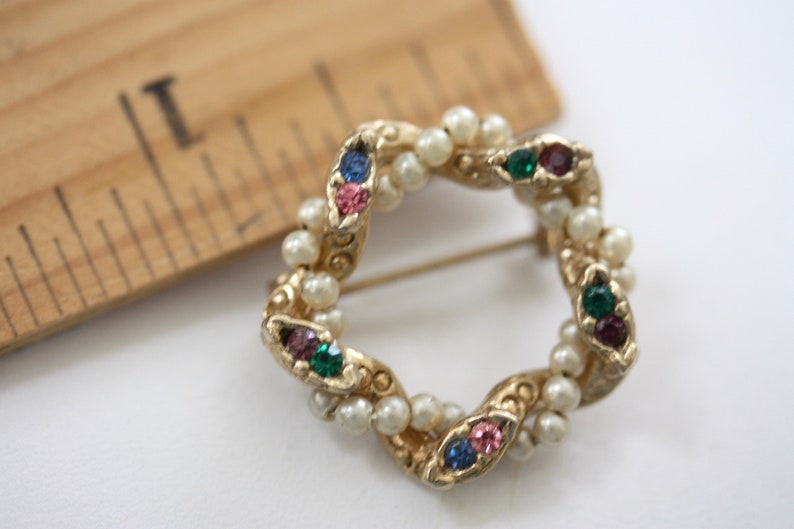 Pretty little wreath-style vintage pin with rhinestones and faux white pearls