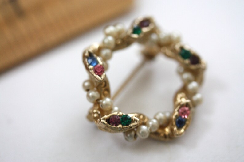 Pretty little wreath-style vintage pin with rhinestones and faux white pearls