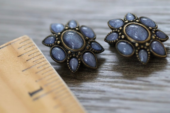 Stunning light blue vintage clip on earrings - image 4