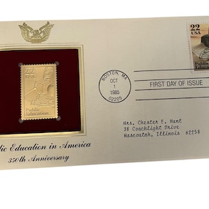 Francobollo del primo giorno di emissione del 350° anniversario dell'istruzione pubblica in America e replica in oro 22K con scheda informativa