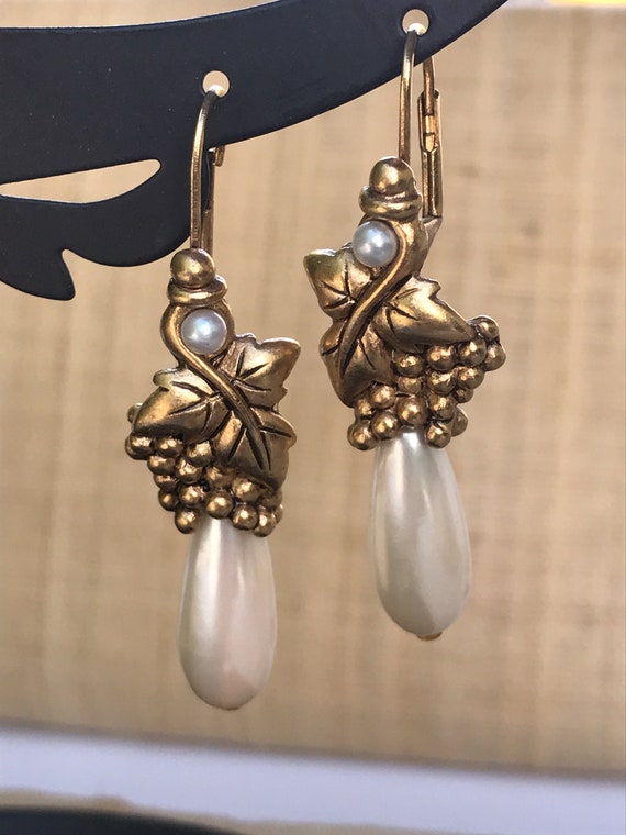 Goldtone Faux Pearl drop stunning vintage earrings - image 1