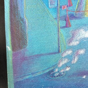 K&ouml;nnte beinhalten: Eine blaue und violette Zeichnung einer Stra&szlig;enszene mit einem Gullydeckel im Vordergrund. Die Zeichnung ist unten rechts mit "Eugene Mikola" signiert.