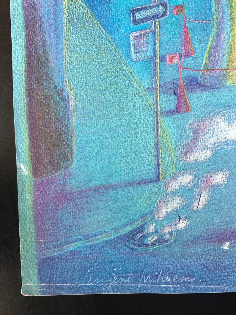 K&ouml;nnte beinhalten: Eine blaue und violette Zeichnung einer Stra&szlig;enszene mit einem Gullydeckel im Vordergrund. Die Zeichnung ist unten rechts mit "Eugene Mikola" signiert.