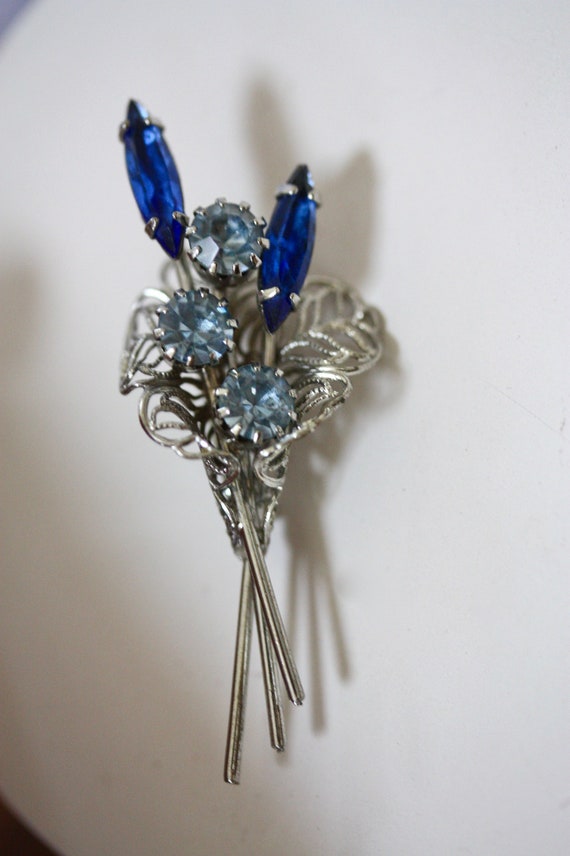 Charming vintage pin -  silver filigree bouquet o… - image 1