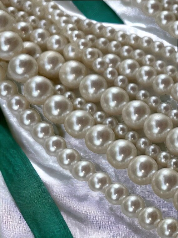 Stunning multi-stranded multi-sized all white fau… - image 8