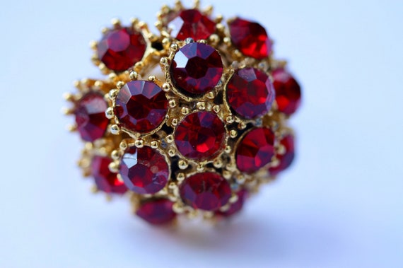 Stunning vintage red rhinestone round dome ring