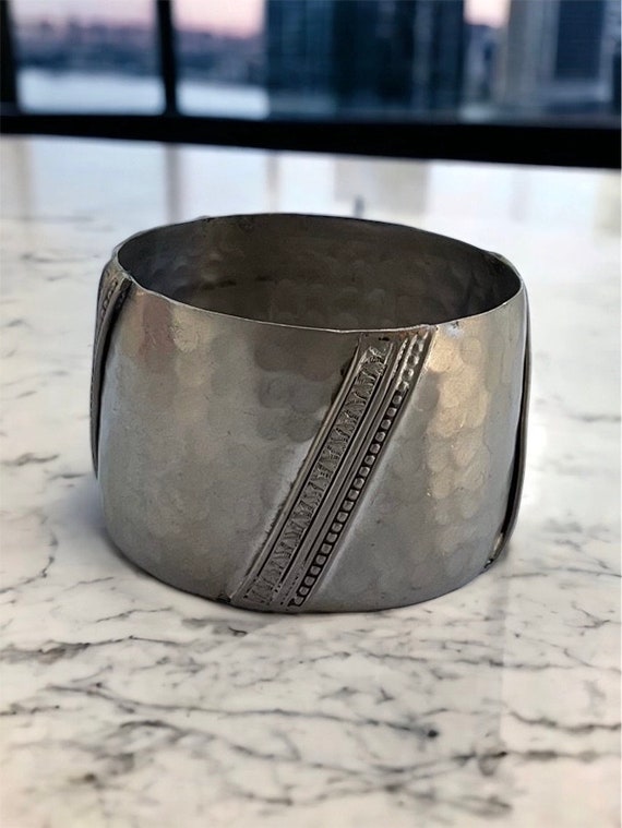 Stunning vintage hammered metal cuff bracelet wit… - image 2