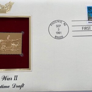 Könnte beinhalten: Ein Gedenkumschlag mit einer goldfarbenen Briefmarke, die Figuren mit ausgestreckten Armen zeigt. Der Umschlag enthält eine 29-Cent-Briefmarke und einen Poststempel aus Phoenix, Arizona, vom 3. September 1991. Der Text lautet "World War II First Peacetime Draft."