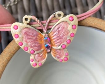 Collar de mariposa único - rosa y crema con tachuelas rosas