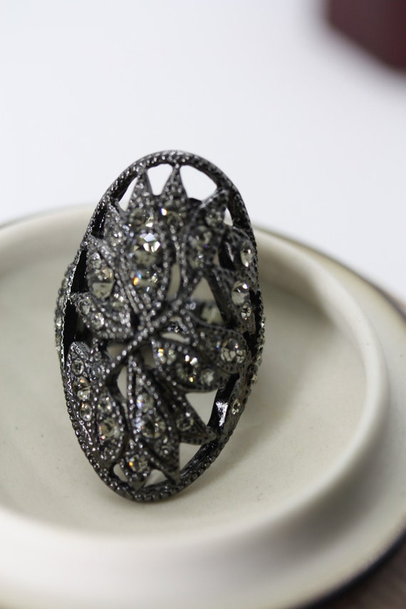 Stunning vintage costume jewelry ring - black with