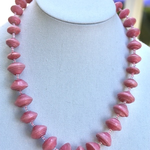 Collana lunga vintage di carta arrotolata di varie dimensioni rosa chiaro