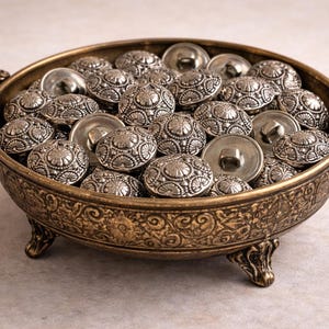 Impresionantes botones de metal plateado con estampado vintage - aprox. 8 mm