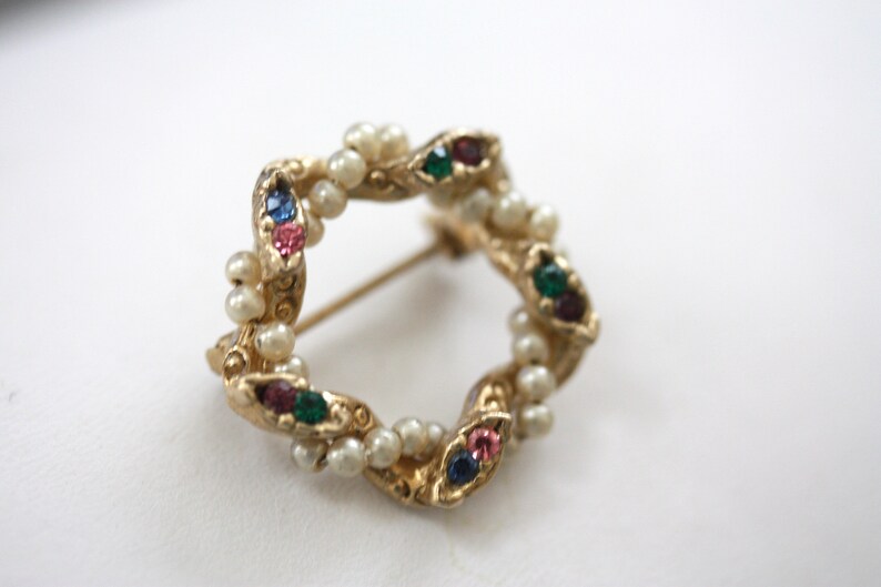 Pretty little wreath-style vintage pin with rhinestones and faux white pearls