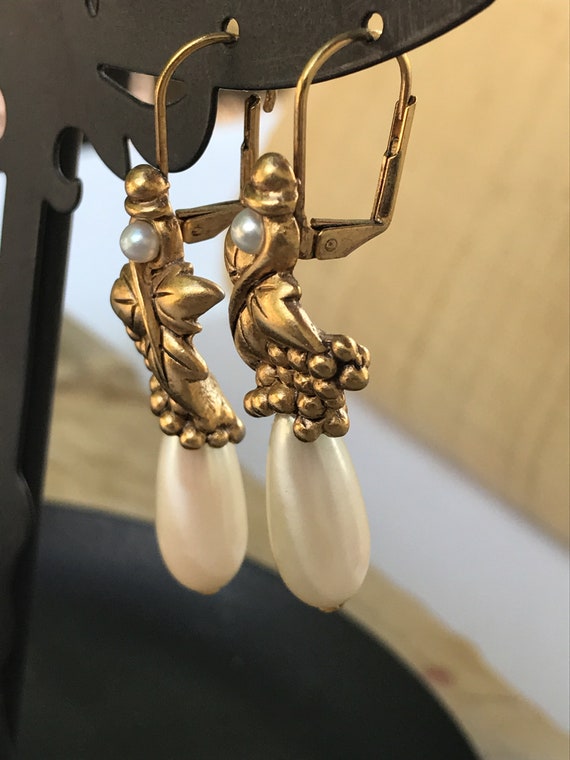 Goldtone Faux Pearl drop stunning vintage earrings - image 3