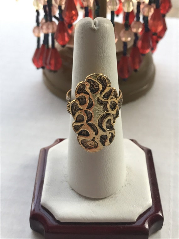 Stunning goldtone vintage ring