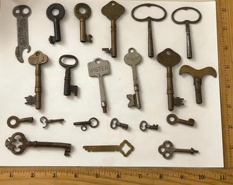 【英国アンティーク 】木製 ビンテージ　鍵付き 世界中のアンティークキーを個別に販売しています - 説明をお読み
