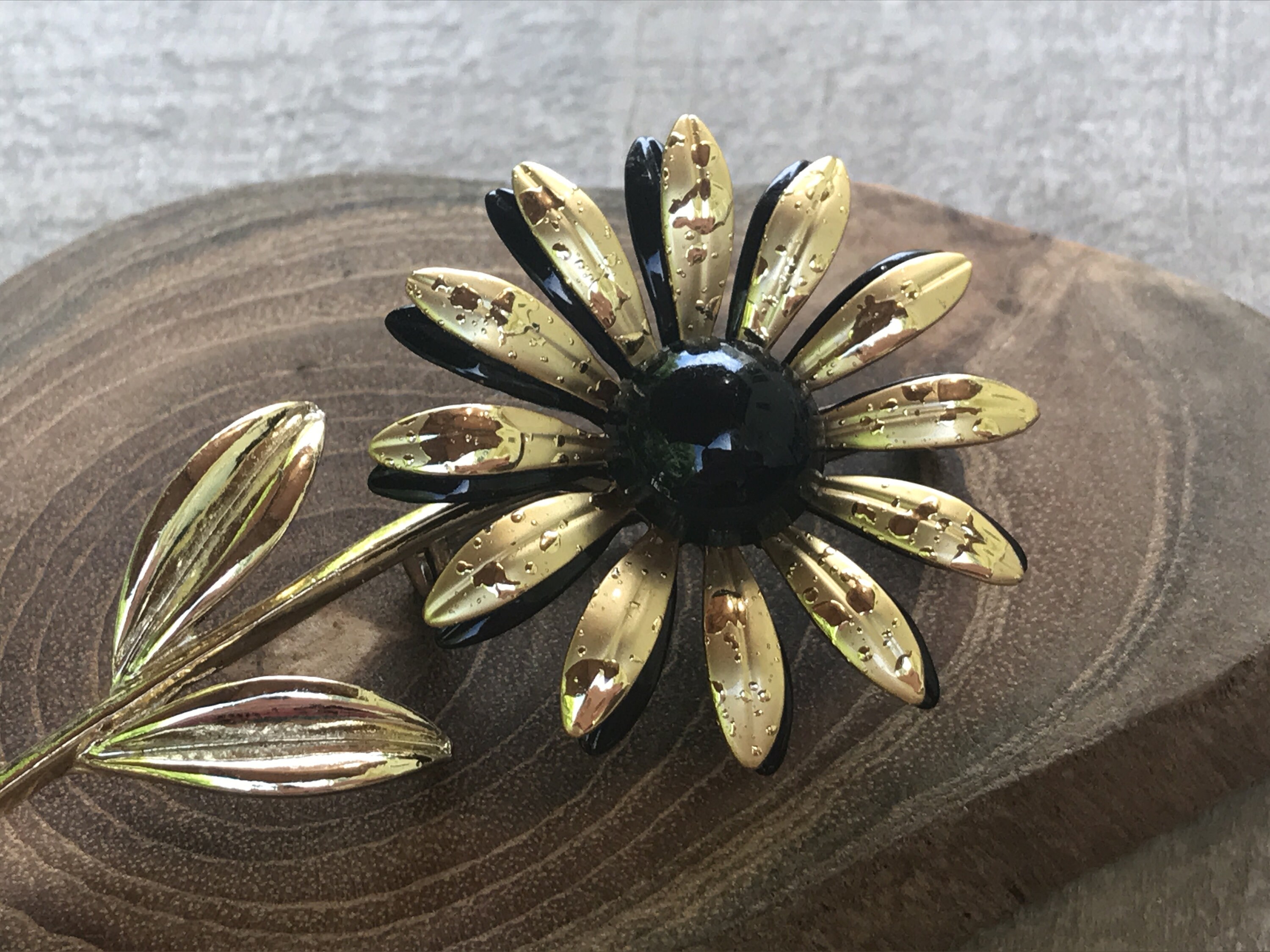 Pin de flor vintage de color oro grande y largo con centro negro - Etsy ...