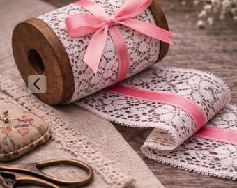 Ampio pizzo bianco vintage con nastro rosa al centro - tagliato su misura