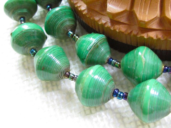 Unique green vintage artisan necklace - beads loo… - image 2