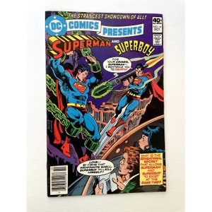 Puede incluir: Cómic vintage de DC Comics Presents con Superman y Superboy. La portada muestra a Superman y Superboy en acción, con bocadillos de texto y el logotipo de DC Comics. El cómic está fechado en octubre, con un precio de 40 centavos.