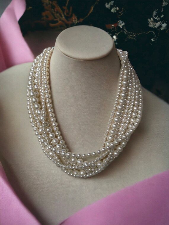 Stunning multi-stranded multi-sized all white fau… - image 2