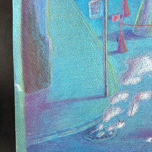 K&ouml;nnte beinhalten: Ein blaues und gr&uuml;nes Aquarellbild einer Stra&szlig;enszene mit einer Stra&szlig;enlaterne und einem Gullydeckel. Die Unterschrift des K&uuml;nstlers, "Eugenie Mihaescu", befindet sich in der rechten unteren Ecke.
