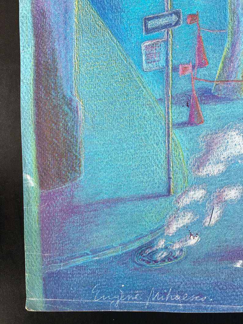 K&ouml;nnte beinhalten: Ein blaues und gr&uuml;nes Aquarellbild einer Stra&szlig;enszene mit einer Stra&szlig;enlaterne und einem Gullydeckel. Die Unterschrift des K&uuml;nstlers, "Eugenie Mihaescu", befindet sich in der rechten unteren Ecke.