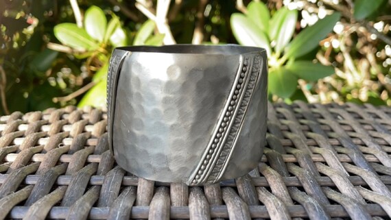 Stunning vintage hammered metal cuff bracelet wit… - image 10