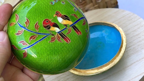 Stunning enamel parrots lidded jewelry holder or … - image 5