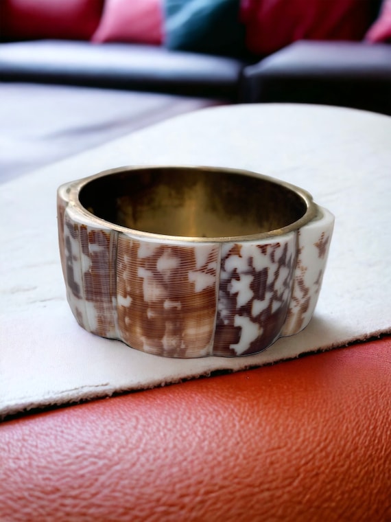 Unique vintage shell cuff bracelet - made in the … - image 1