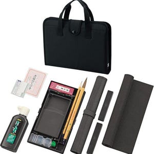 Japan Kalligraphie Set Tragetasche KURETAKE Pinsel flüssige Tusche Rollmatte Papier-Beschwerer Stangentusche Reibstein Unterlage Kalligrafie
