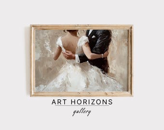 Könnte beinhalten: Ein Gemälde eines Paares in einem Hochzeitskleid und Smoking, das sich in einer romantischen Pose umarmt. Das Gemälde ist in einem hellen Holzrahmen gerahmt. Das Kunstwerk trägt den Titel "Art Horizons Gallery".