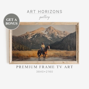 Könnte beinhalten: Ein gerahmtes Gemälde, das einen Cowboy auf einem Pferd in einer Berglandschaft zeigt. Das Gemälde ist in einem hellen Holzrahmen gefasst und hat einen rustikalen Charakter. Der Text "ART HORIZONS gallery" und "PREMIUM FRAME TV ART 3840x2160" ist unter dem Gemälde gedruckt.