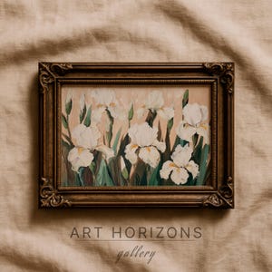 Puede incluir: Pintura al óleo enmarcada de flores de iris blancas con centros amarillos y hojas verdes. La obra de arte está sobre un fondo melocotón claro y enmarcada en un marco marrón oscuro y ornamentado. El texto "ART HORIZONS gallery" está en la parte inferior.