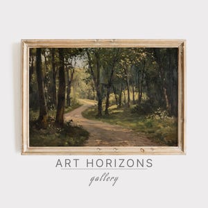 Puede incluir: Una pintura enmarcada de un camino de tierra sinuoso a través de un exuberante bosque verde. El camino conduce a un claro en la distancia, donde el sol brilla a través de los árboles. La pintura está en un marco de madera simple.