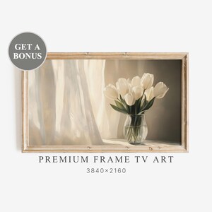 Könnte beinhalten: Ein gerahmtes Gemälde eines Straußes weißer Tulpen in einer durchsichtigen Glasvase. Die Tulpen sind in einer Vase auf einem Tisch mit einer weißen Tischdecke angeordnet. Der Hintergrund ist ein weicher, weißer Vorhang.