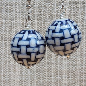 Basket geweven blauw + wit aardewerk kettinggrepen, aardewerk zilveren plafond trekkettingen, trekkettingen, manddecor