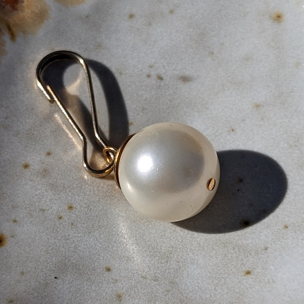 Zipper Pull, White Pearl Dangle, Purse Dangle, Jacket Pull, Inexpensive Gift, Pearl Gold Pull