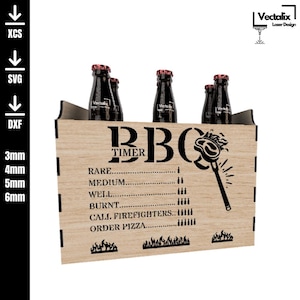 Op de afbeelding: Een houten BBQ-timer en bierfleshouder. De houder heeft de tekst "BBC TIMER" en grillniveaus. De houder bevat vijf bierflessen. Het ontwerp omvat vlammen en een grillgereedschap.