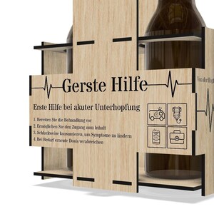 The image is a wooden box with a label that reads "Gersste Hilfe" and "Erste Hilfe bei aktue Unterhöhling". The box also has a series of icons and text that provide information about the product, including "1. Breitender Sie die Behandung vor", "2. Ertiellsien Sie bei die Zum Inhalt", "3. Schluckweise konsumützen, kum Symptomen zu Lindern", and "4. Beidarf erneut die Dosis verabereicheren".