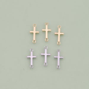 Puede incluir: Seis abalorios de cruz dorados y plateados con anillas de salto. Los abalorios son perfectos para la elaboración de joyas y manualidades.