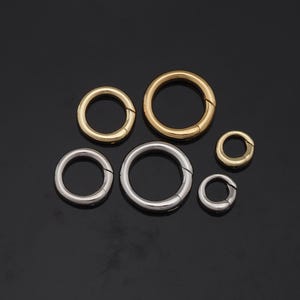 May include: Assortment of six metal jump rings in two sizes and two finishes.  The rings are silver and gold, and some are open and some are closed.