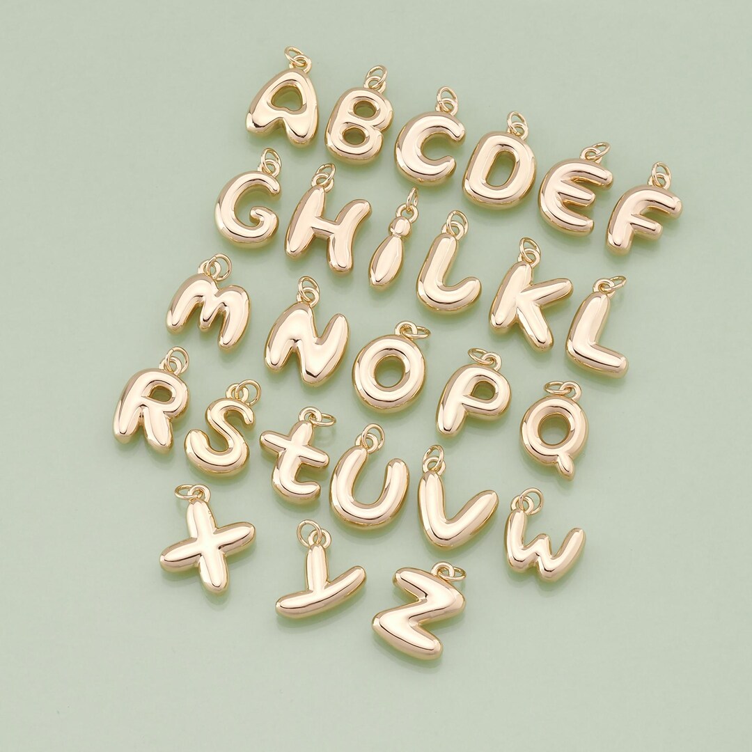 Pendentif gravé d'une lettre de l'alphabet