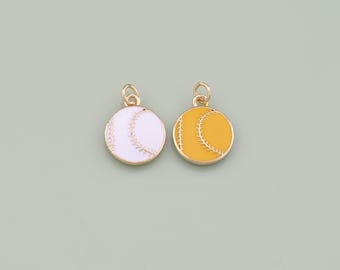 Pode incluir: Dois pingentes redondos de beisebol com bordas douradas. Um pingente é branco com costuras brancas e o outro é amarelo com costuras brancas. Ambos pingentes têm um pequeno laço dourado na parte superior.