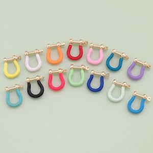 Può includere: Assortimento di 15 fermagli metallici a forma di U colorati con accenti dorati. I fermagli sono di vari colori, tra cui giallo, bianco, arancione, rosso, rosa, azzurro, blu scuro, viola, verde, nero e turchese.