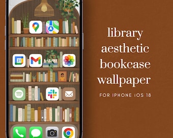 Op de afbeelding: Een digitale illustratie van een iPhone-scherm met een boekenkastbehang. Het behang toont een boekenkast vol boeken en een paar potplanten. Het scherm toont ook verschillende app-pictogrammen, waaronder Google Agenda, Gmail, Spotify en Slack. De tekst "library aesthetic bookcase wallpaper for iPhone iOS 18" wordt onder de afbeelding weergegeven.