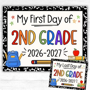 Può includere: Un cartello rettangolare con un bordo a quaderni in bianco e nero che riporta il testo My First Day of 2nd Grade 2026-2027, uno zaino blu, una matita gialla e una mela rossa su dei libri. È visibile anche un cartello più piccolo abbinato.