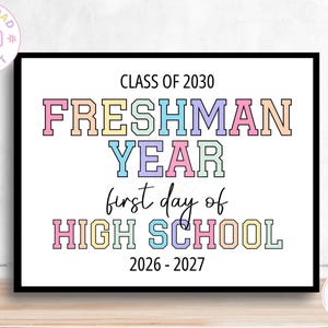 以下が含まれることがあります： 黒い枠の長方形のサインで、CLASS OF 2030、FRESHMAN YEAR、first day of HIGH SCHOOL、2026 - 2027というテキストが書かれています。FRESHMAN YEARとHIGH SCHOOLの文字は、パステルカラーのブロック体フォントで表示されています。